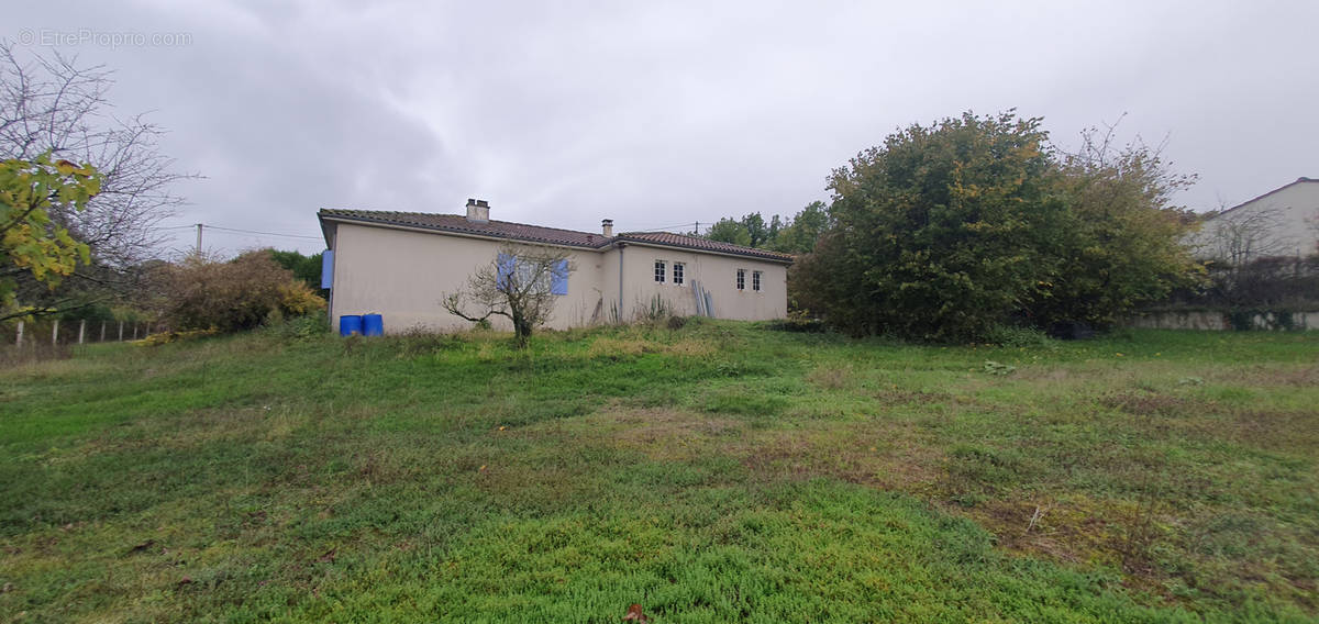 Maison à ROULLET-SAINT-ESTEPHE