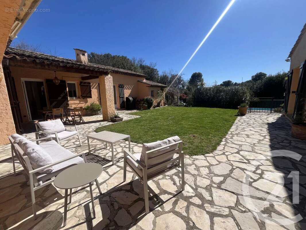 Maison à ROQUEFORT-LES-PINS