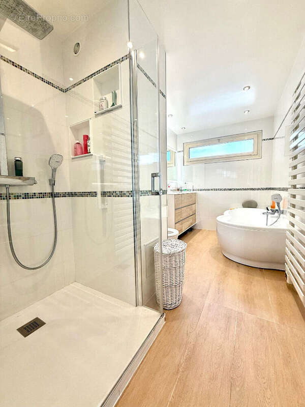 Appartement à LEVALLOIS-PERRET