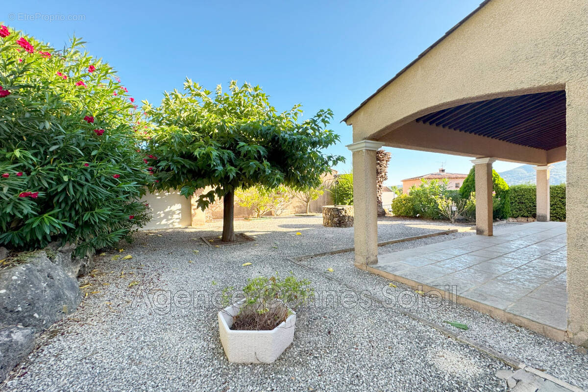 Maison à LA ROQUETTE-SUR-SIAGNE