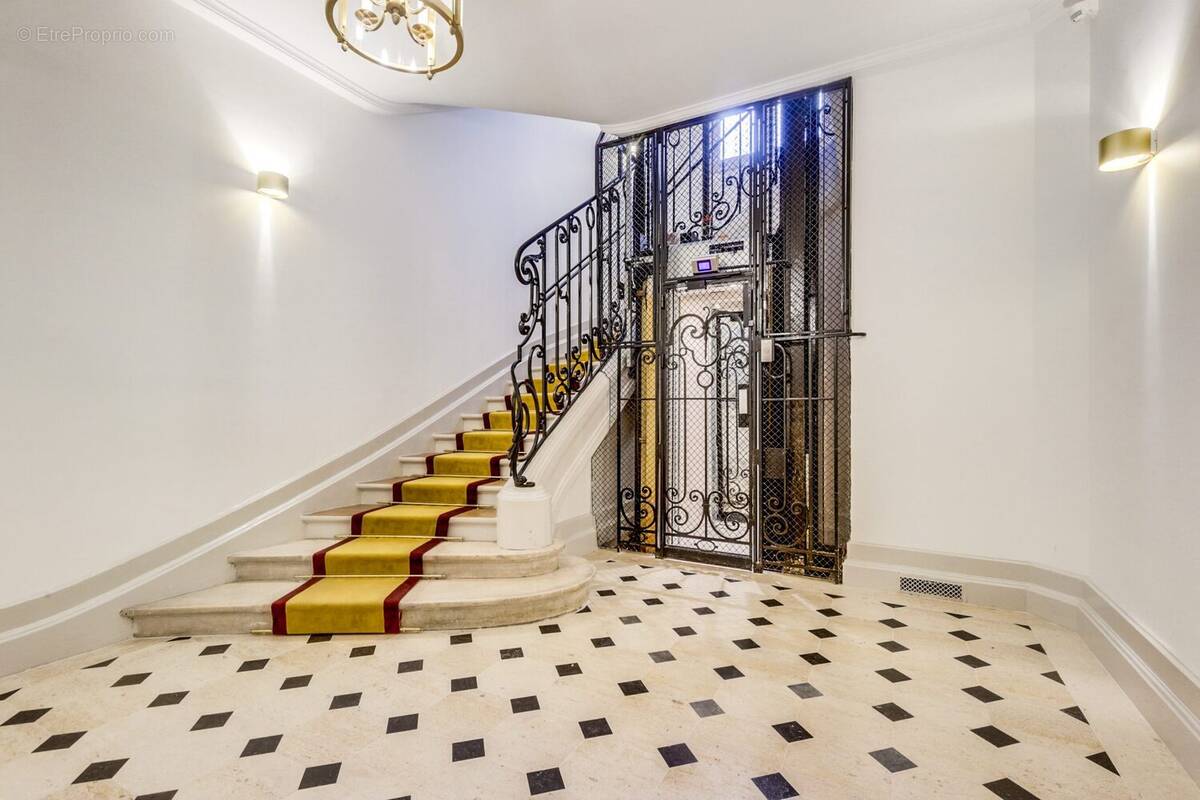 Appartement à PARIS-8E