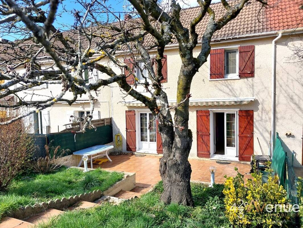 Maison à LE CHAMBON-FEUGEROLLES
