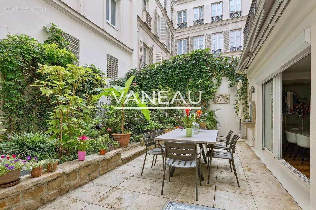 Appartement à PARIS-8E