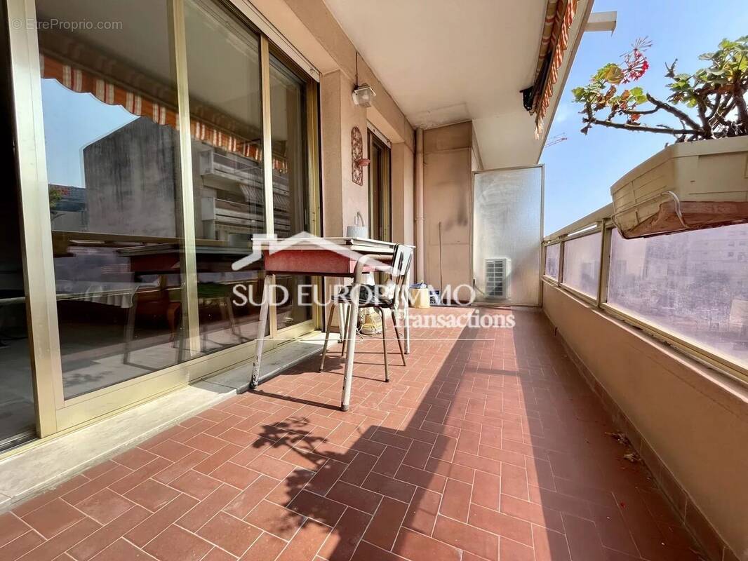 Appartement à SAINT-LAURENT-DU-VAR