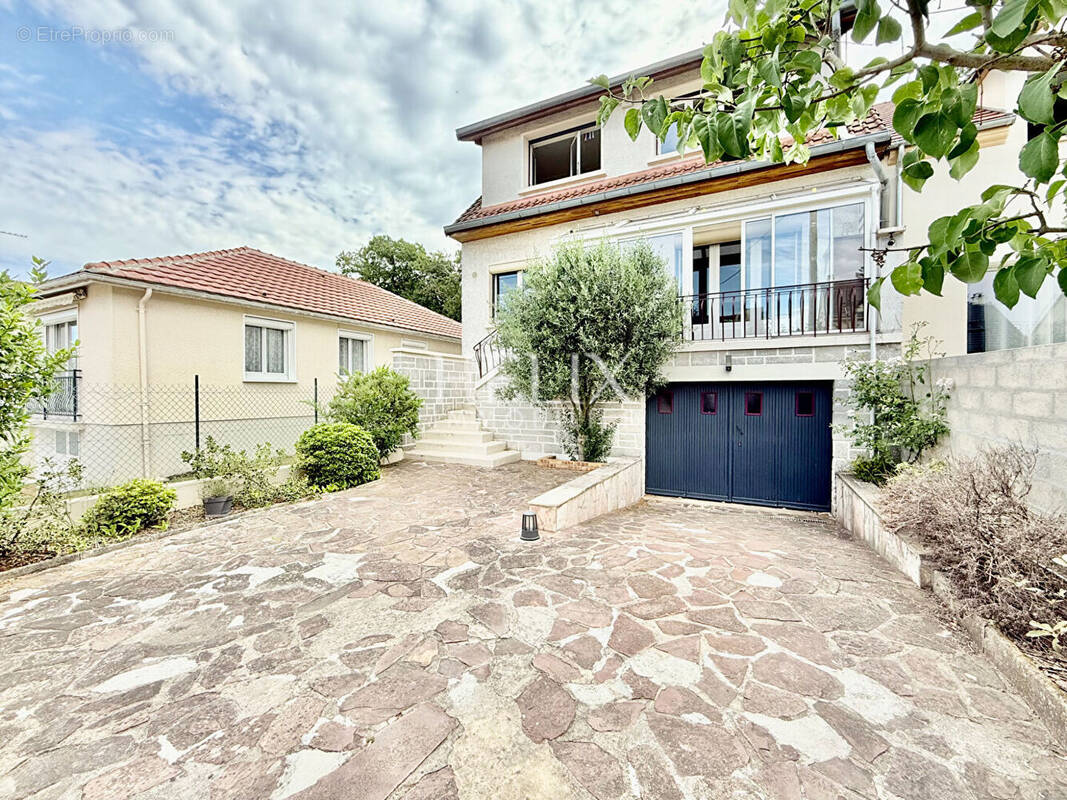 Maison à LES CLAYES-SOUS-BOIS
