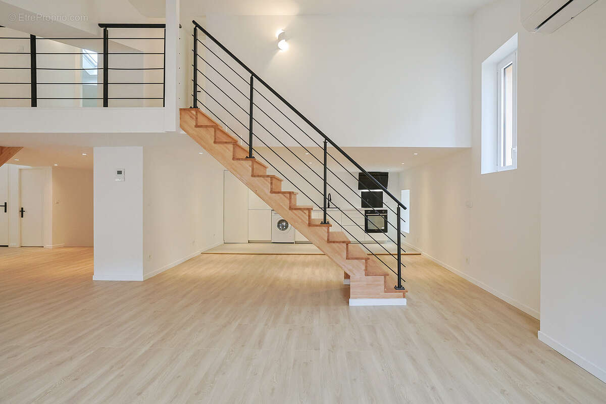 Appartement à SOLLIES-PONT