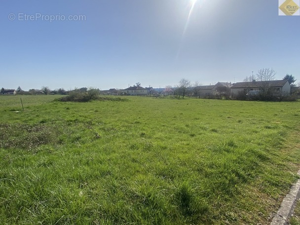 Terrain à VICQ-SUR-GARTEMPE