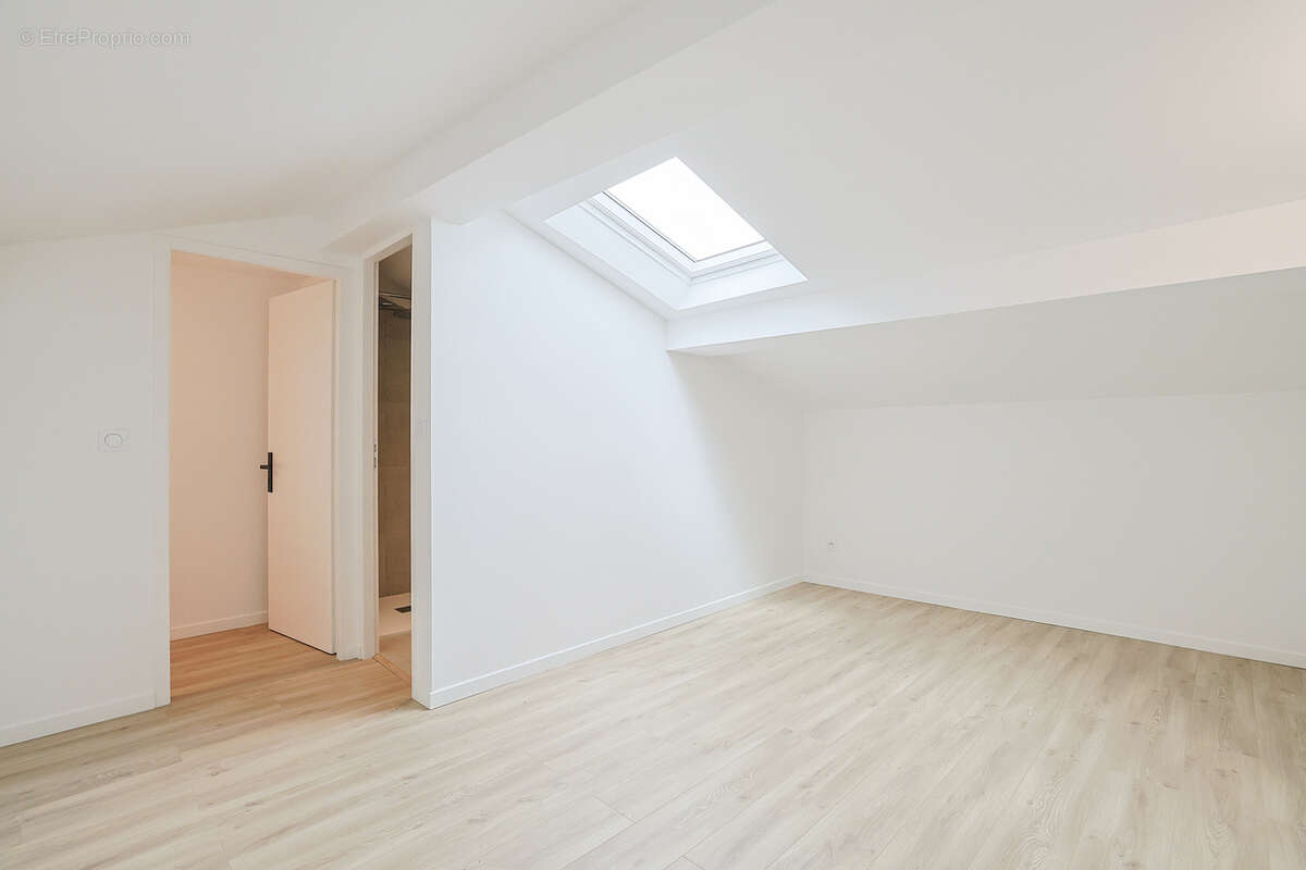 Appartement à SOLLIES-PONT