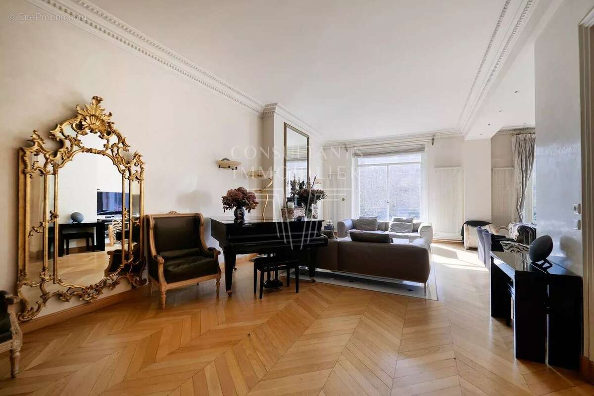 Appartement à PARIS-16E