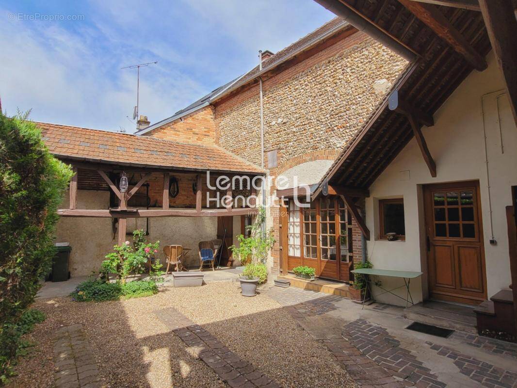 Maison à CHERISY
