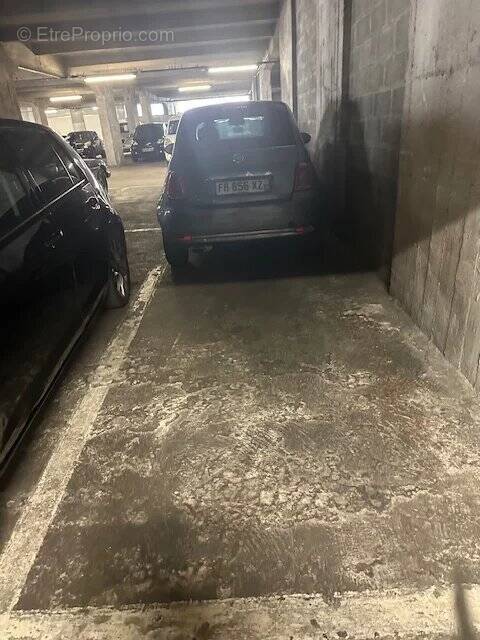 Parking à PARIS-16E