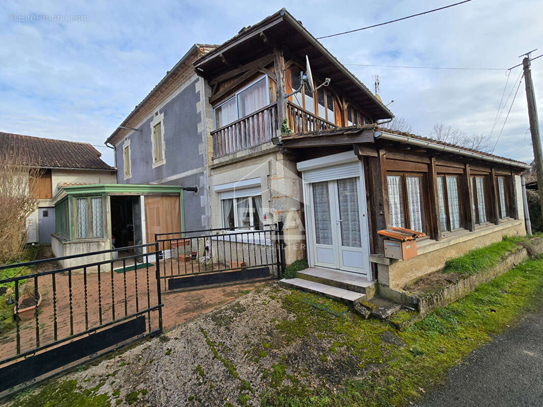 Maison à SAINT-FRONT-DE-PRADOUX