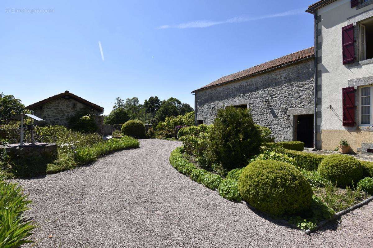 Maison à CHAMPNIERS-ET-REILHAC