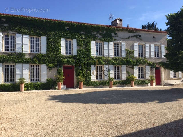 Maison à ROULLET-SAINT-ESTEPHE