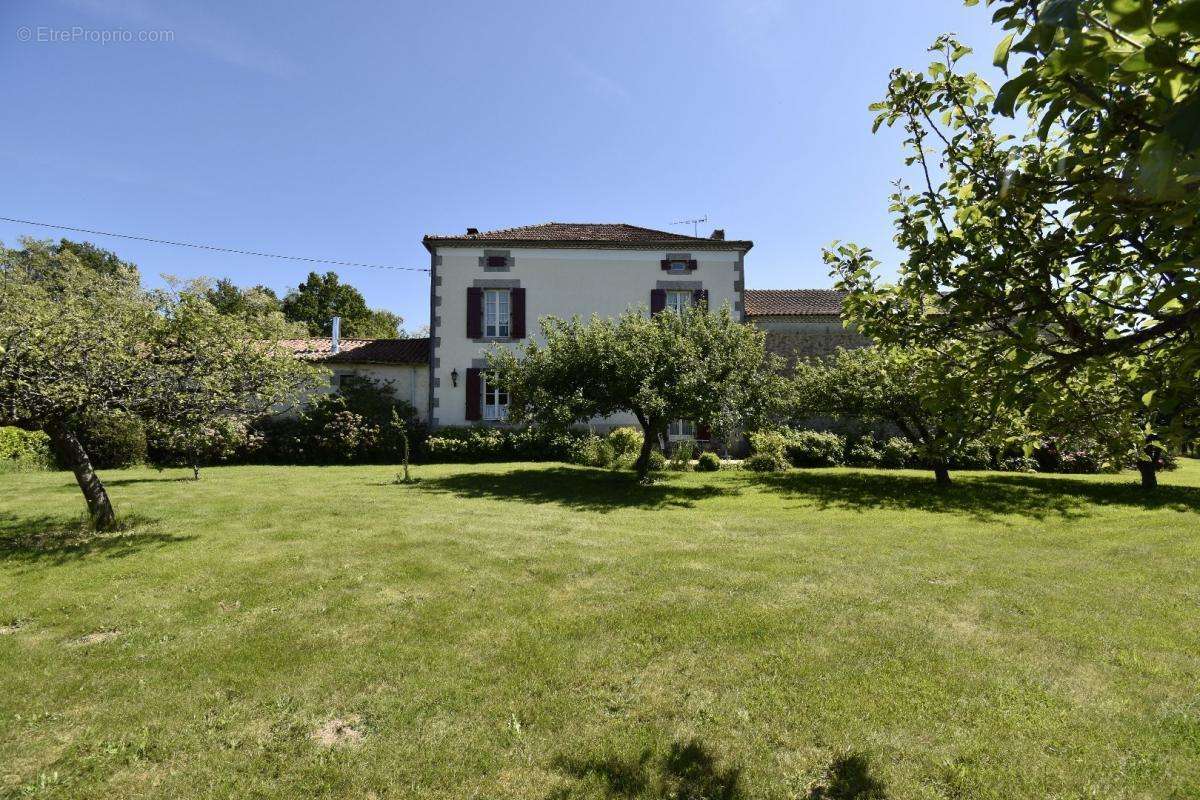 Maison à CHAMPNIERS-ET-REILHAC