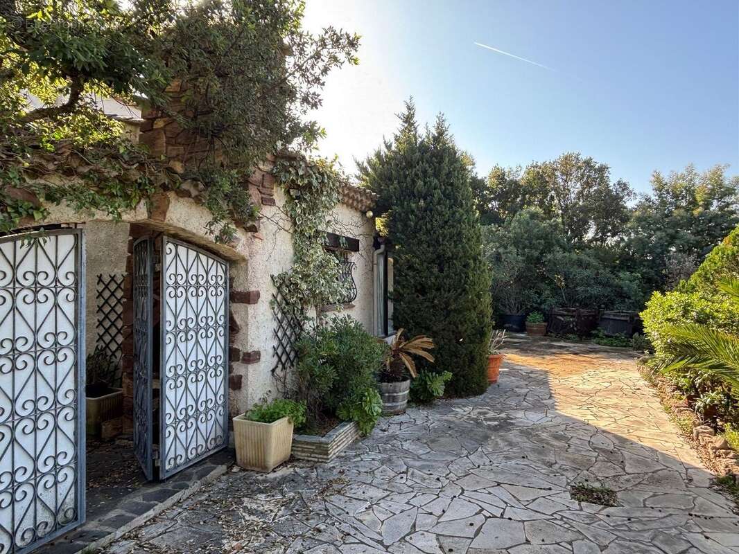 Maison à LES ISSAMBRES