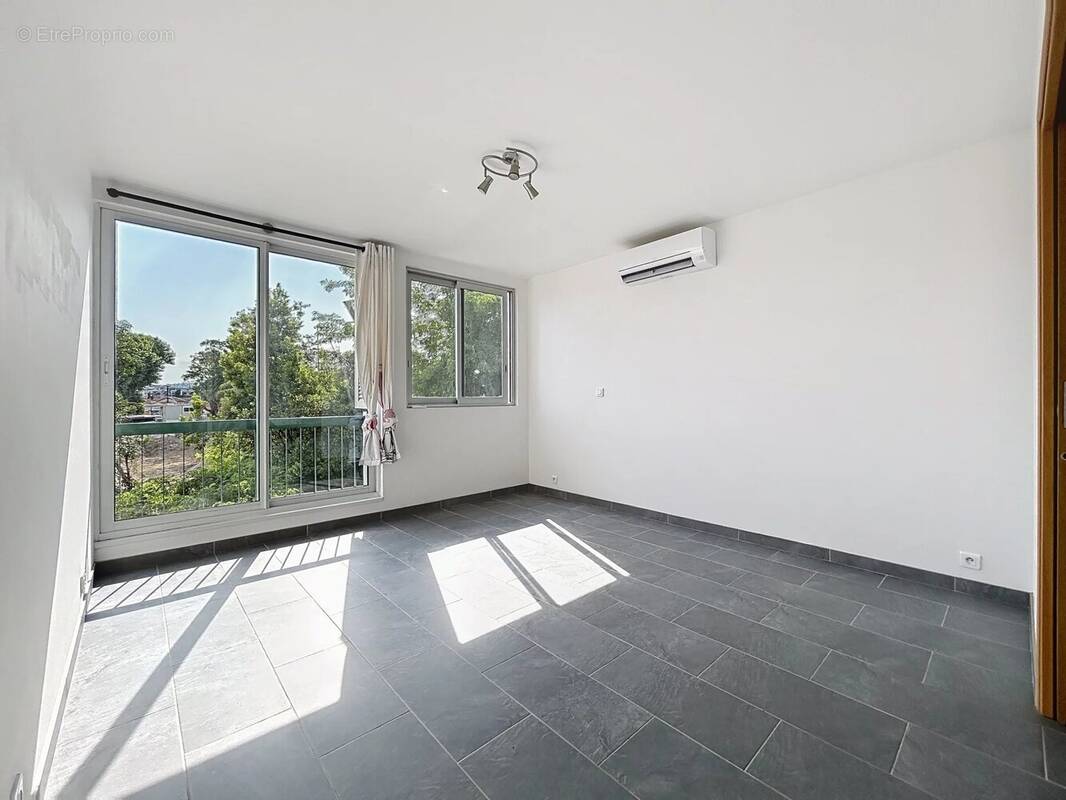 Appartement à SAINT-LAURENT-DU-VAR