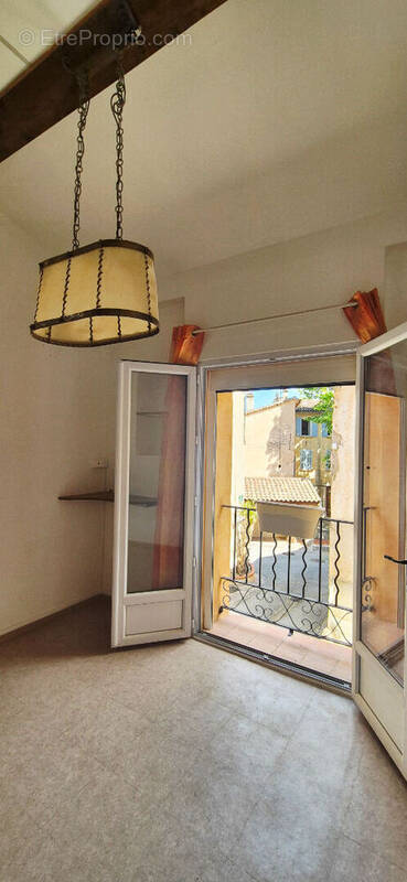 Maison à VINS-SUR-CARAMY