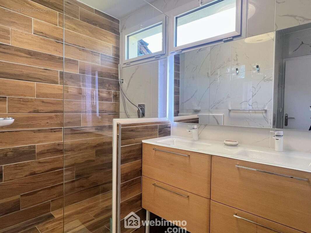 ... et une salle de douche... - Maison à AVRILLE