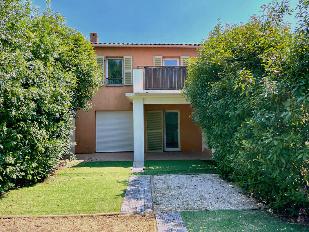 Maison à ROQUEBRUNE-SUR-ARGENS