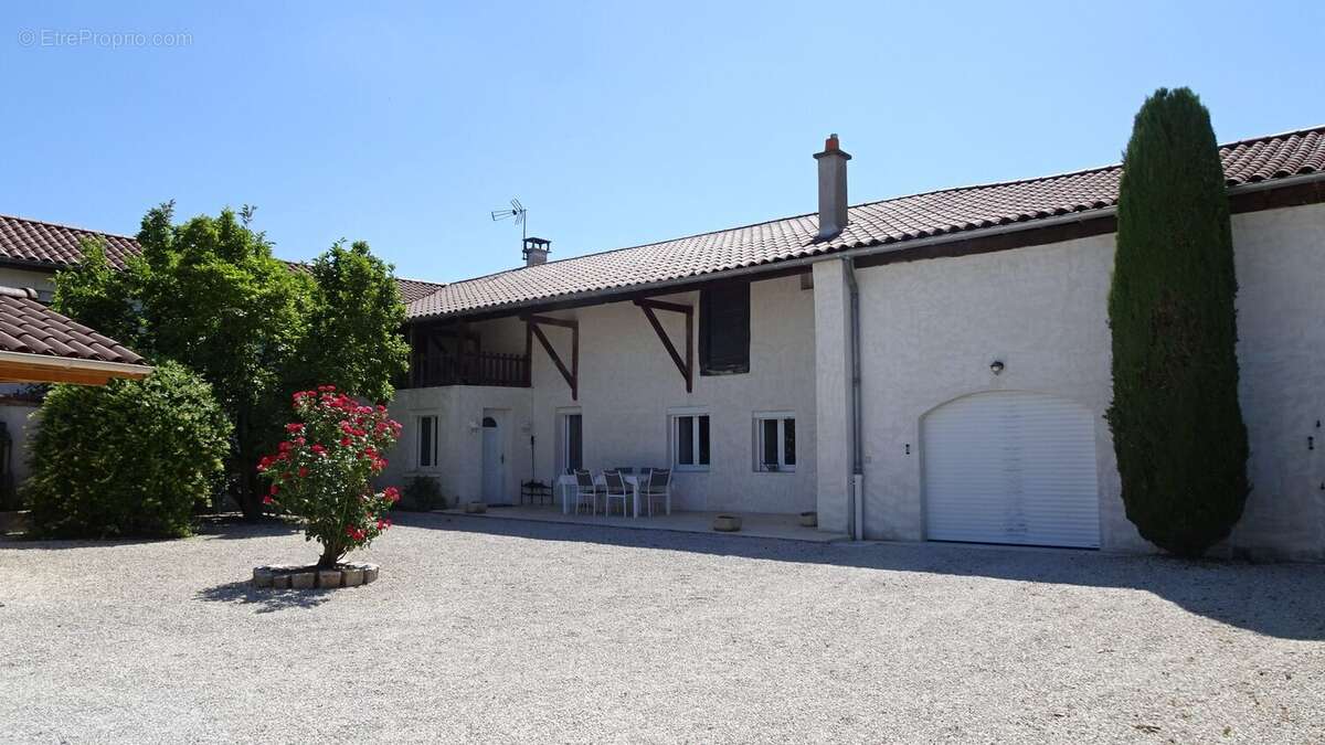 Maison à UNIAS
