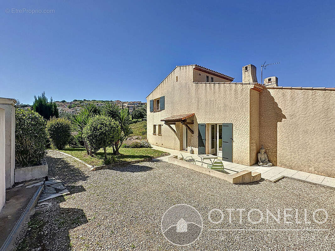 Maison à ROQUEBRUNE-SUR-ARGENS