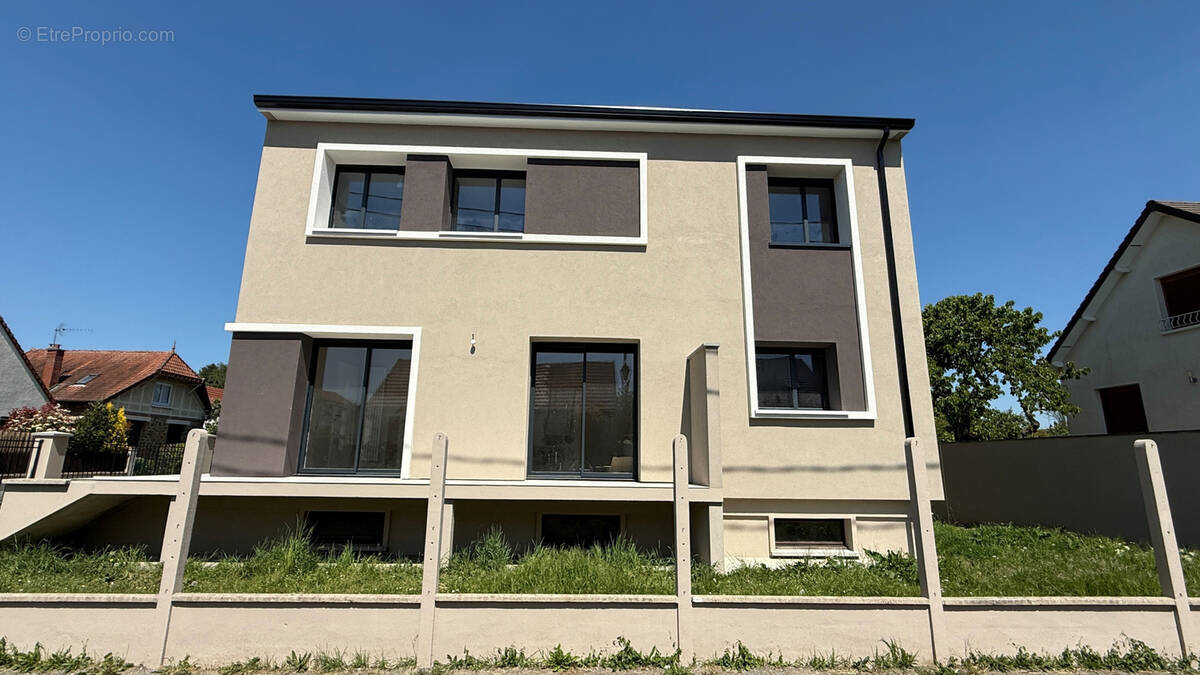 Maison à LES CLAYES-SOUS-BOIS