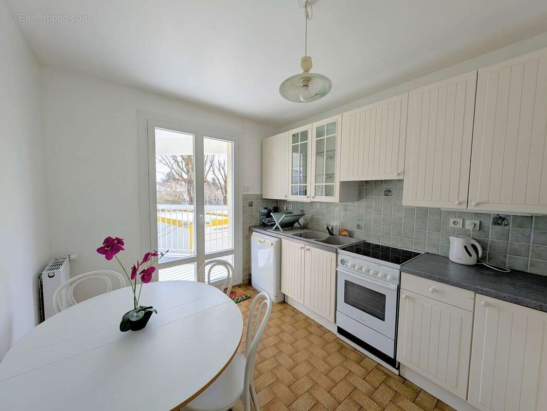 Appartement à LE MESNIL-SAINT-DENIS