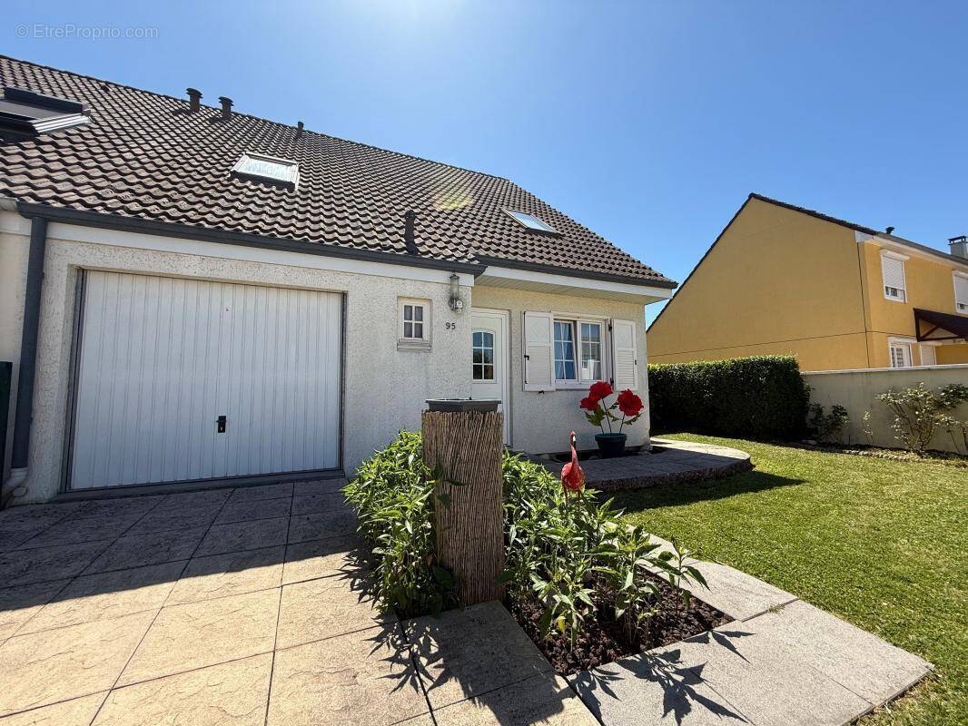 Maison à GENLIS