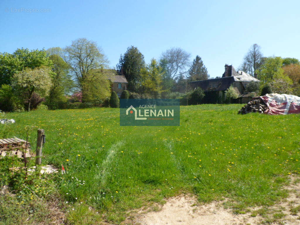 Terrain à SAINT-PIERRE-DU-CHEMIN
