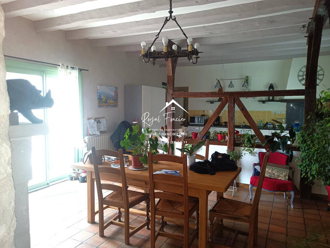 Cuisine ouverte sur espace séjour de 40 M2  - Maison à VAUX-SUR-VIENNE