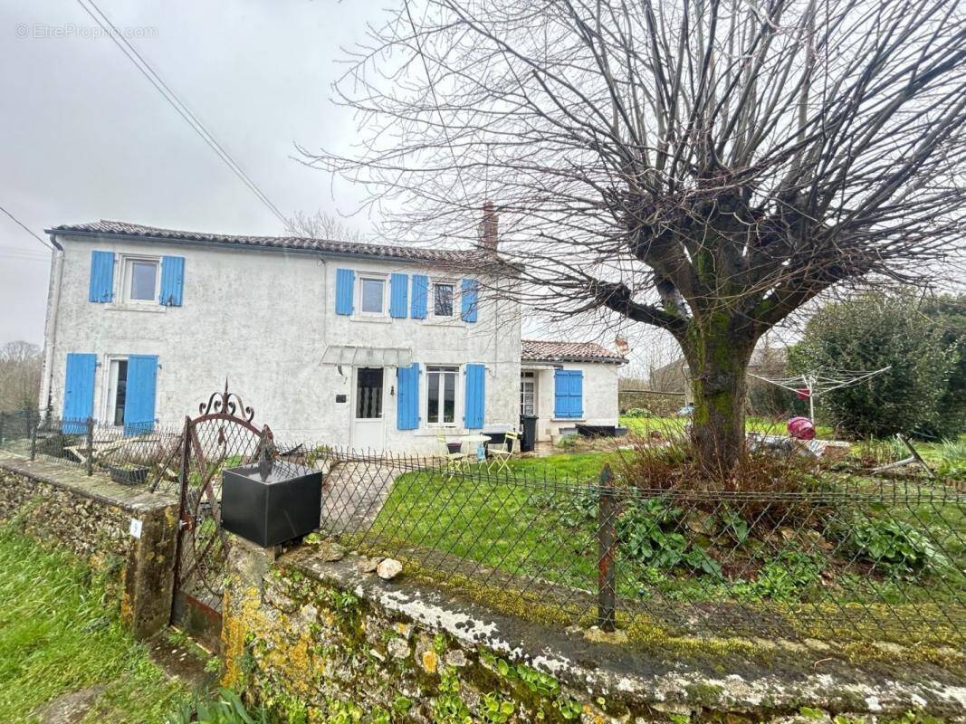 Maison à BAZOGES-EN-PAREDS