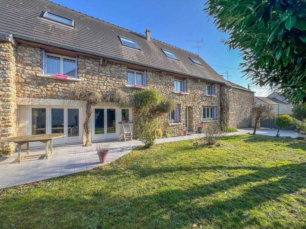 Maison à LE MESNIL-SAINT-DENIS