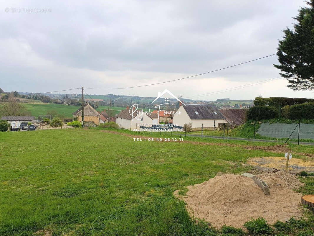 Terrain avec vue sur la campagne de 1200 M2  - Maison à OYRE