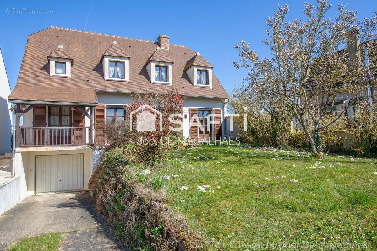 Photo 1 - Maison à LE MESNIL-SAINT-DENIS