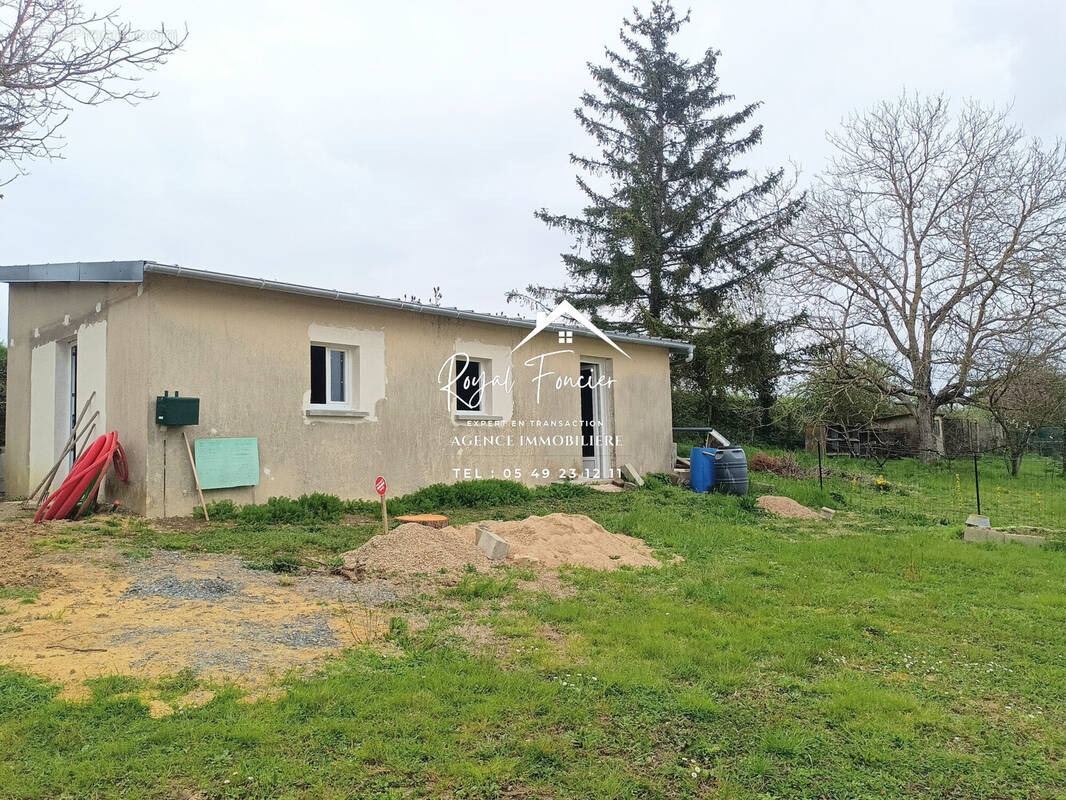 Maison à finir de restaurer de 55 m2  - Maison à OYRE