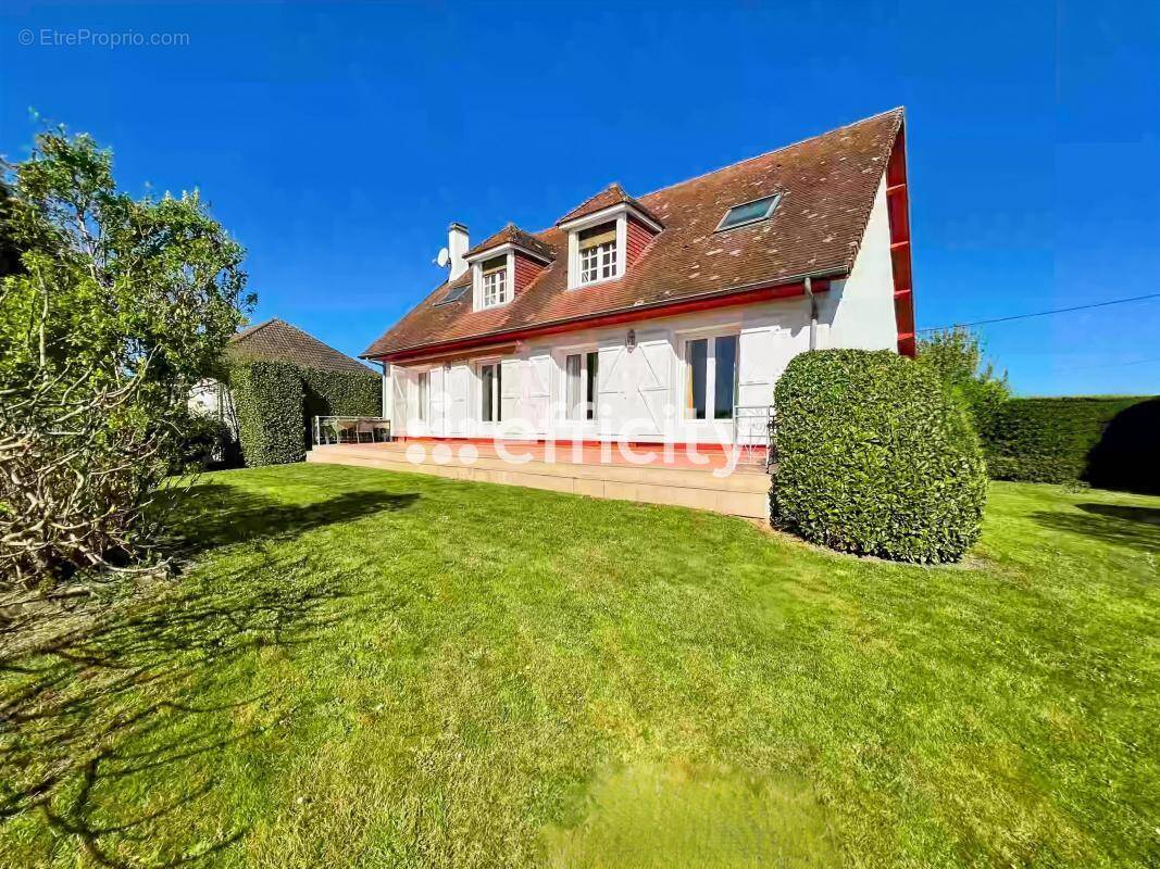 Maison à SAINT-REMY-EN-ROLLAT
