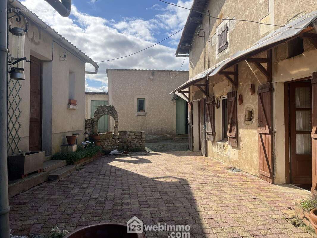La terrasse de 39 m2 est centrale et dessert d&#039;un côté, - Maison à BENASSAY