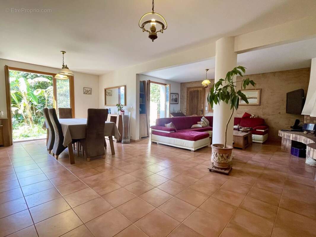 Maison à EZE
