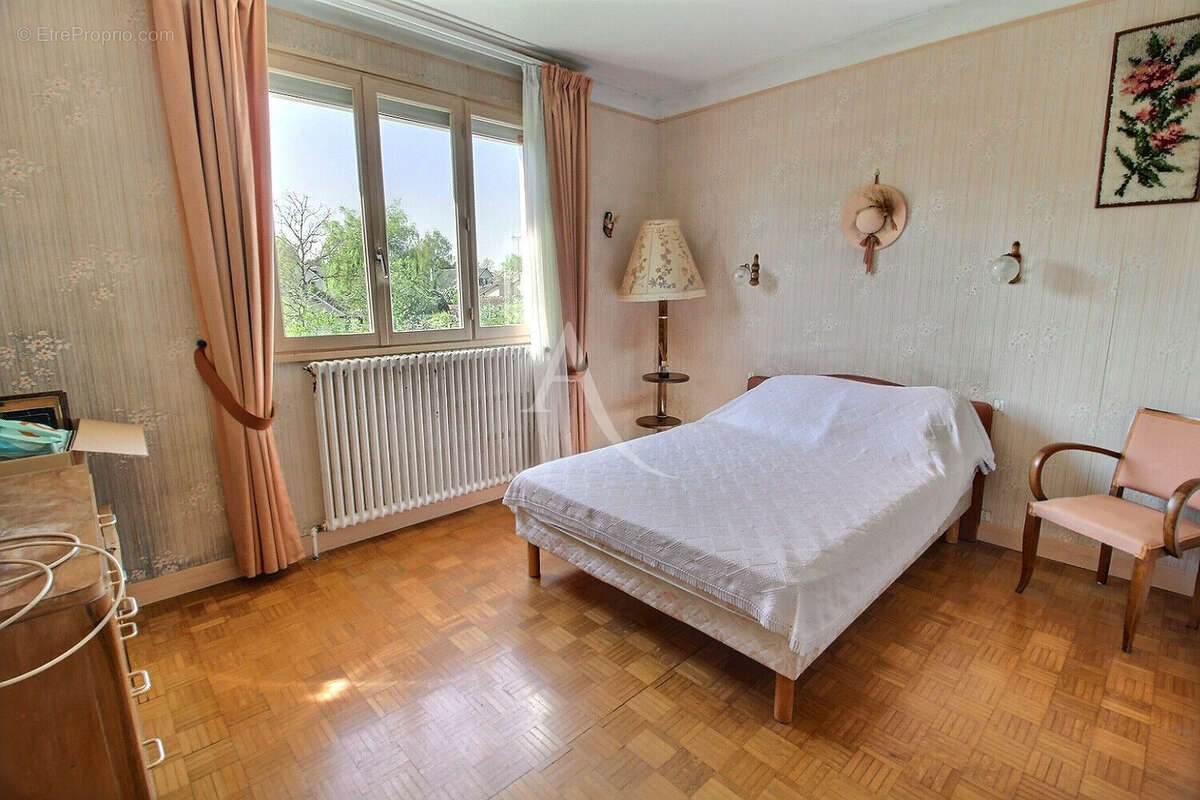 Maison à LE MESNIL-SAINT-DENIS