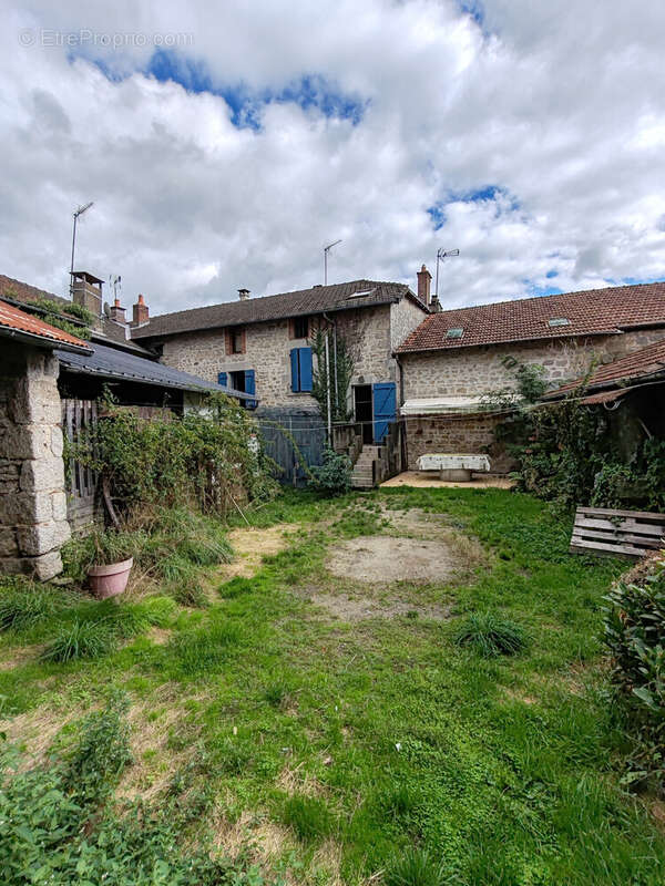 Maison à SAUVIAT-SUR-VIGE