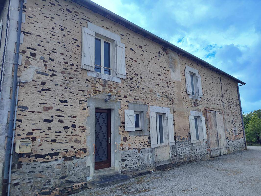 Appartement à BUSSIERE-POITEVINE