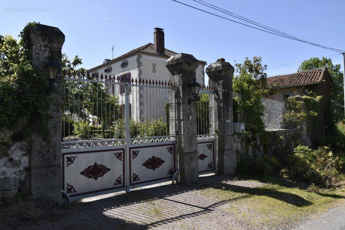 Maison à CHAMPNIERS-ET-REILHAC