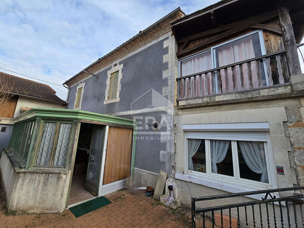 Maison à SAINT-FRONT-DE-PRADOUX