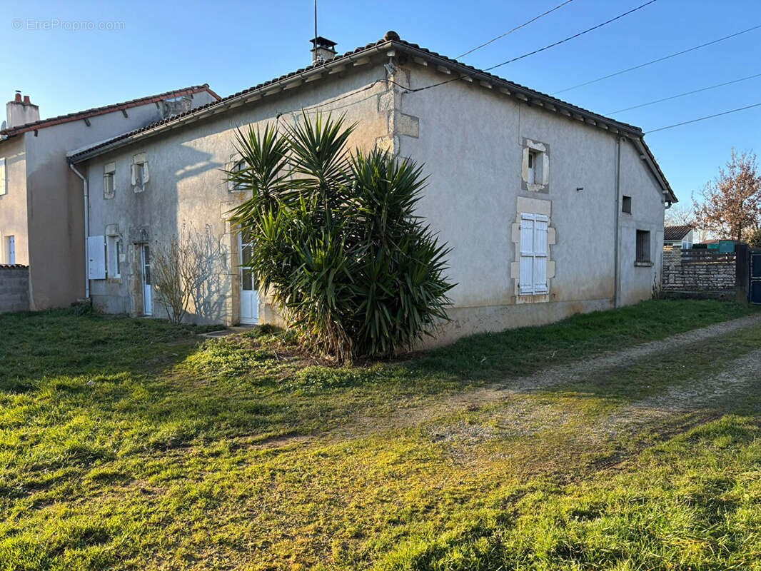 Maison à SAINT-PIERRE-D&#039;EXIDEUIL