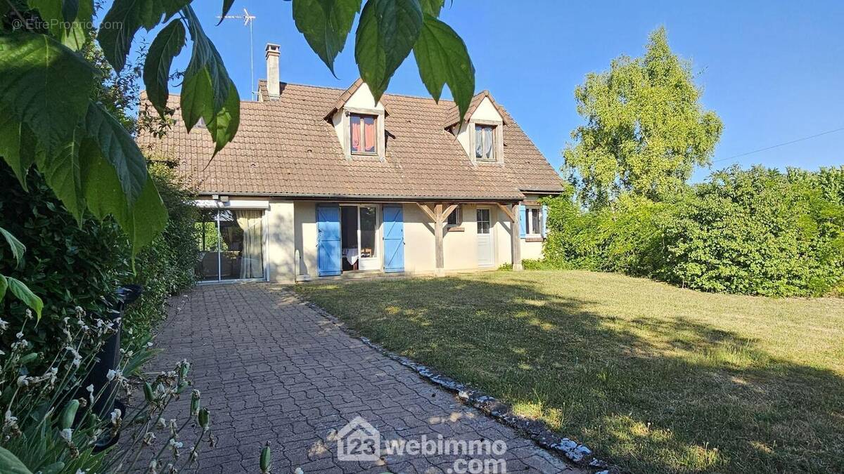 Venez visiter cette maison d&#039;une surface de 135 m². - Maison à LA CHAPELLE-LA-REINE