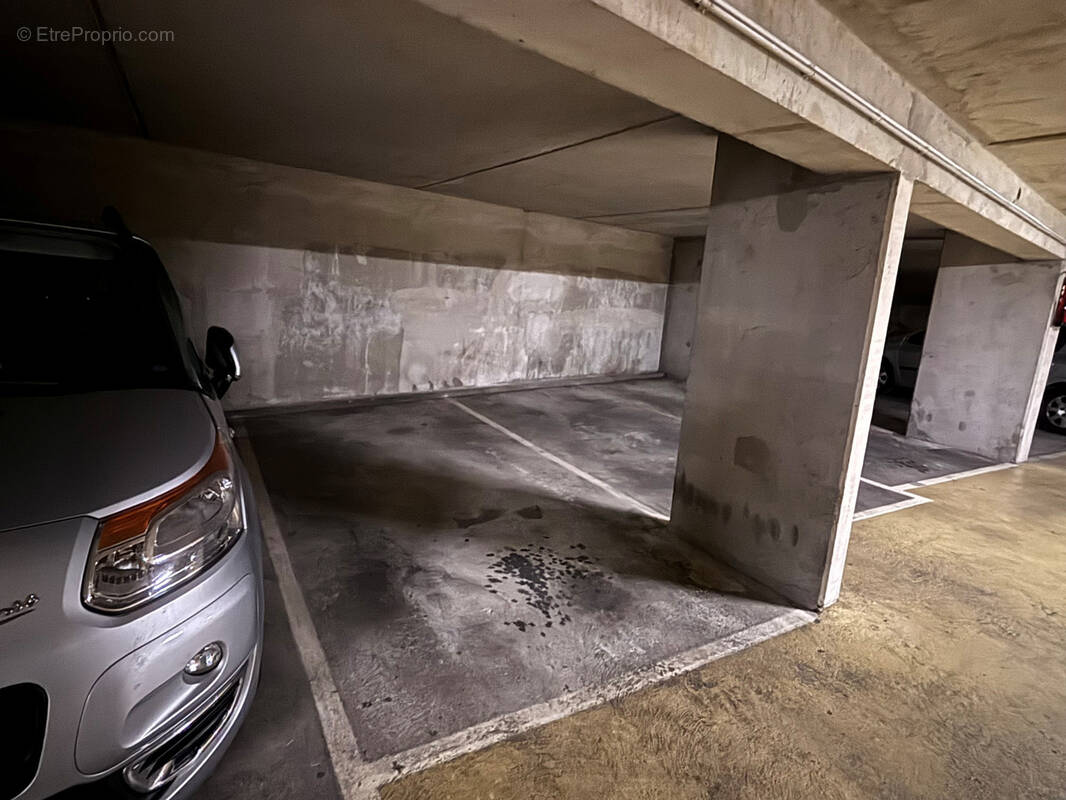 Parking à PARIS-10E