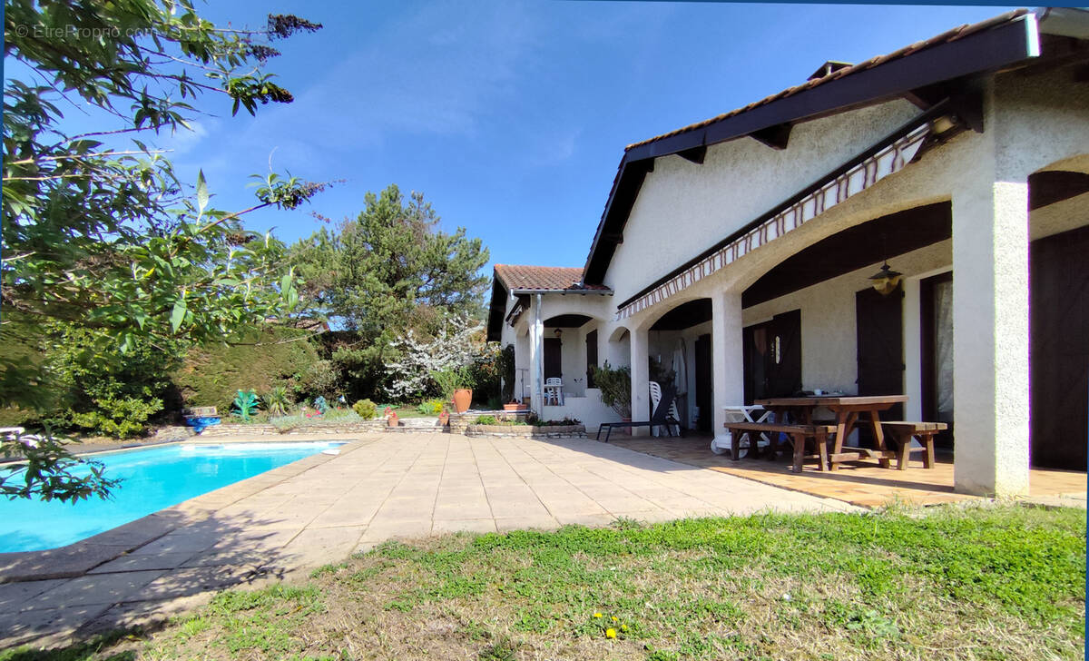 Maison à SAINT-GENIS-LES-OLLIERES