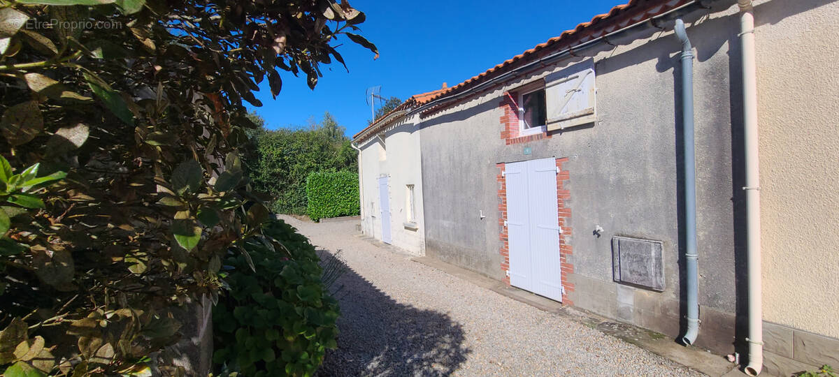 Maison à LA CHAIZE-LE-VICOMTE