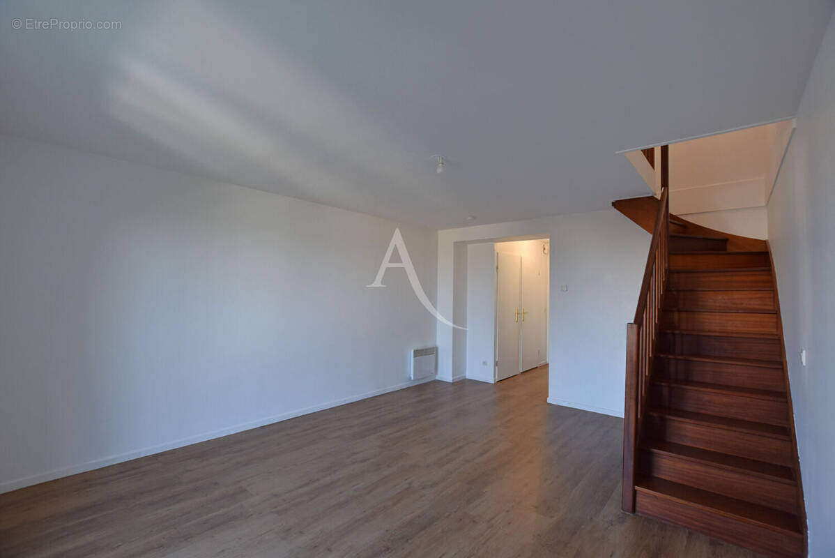 Appartement à COMBS-LA-VILLE